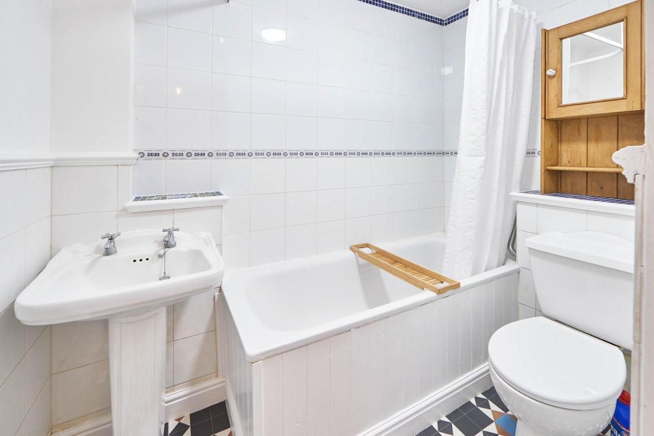 Host & Stay - Abbey View Cottage 휫비 외부 사진