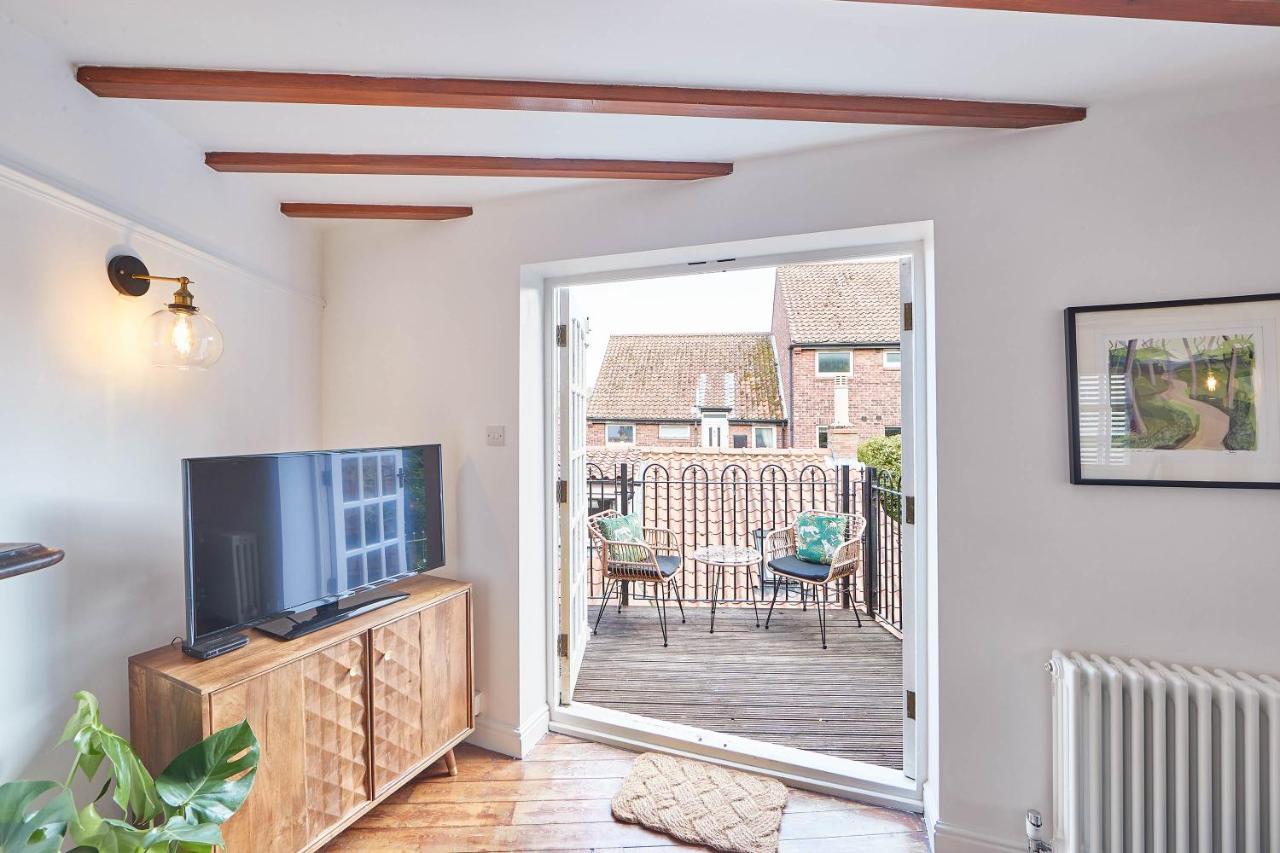 Host & Stay - Abbey View Cottage 휫비 외부 사진