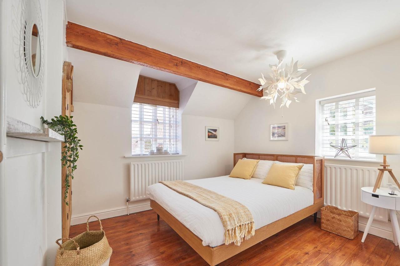 Host & Stay - Abbey View Cottage 휫비 외부 사진