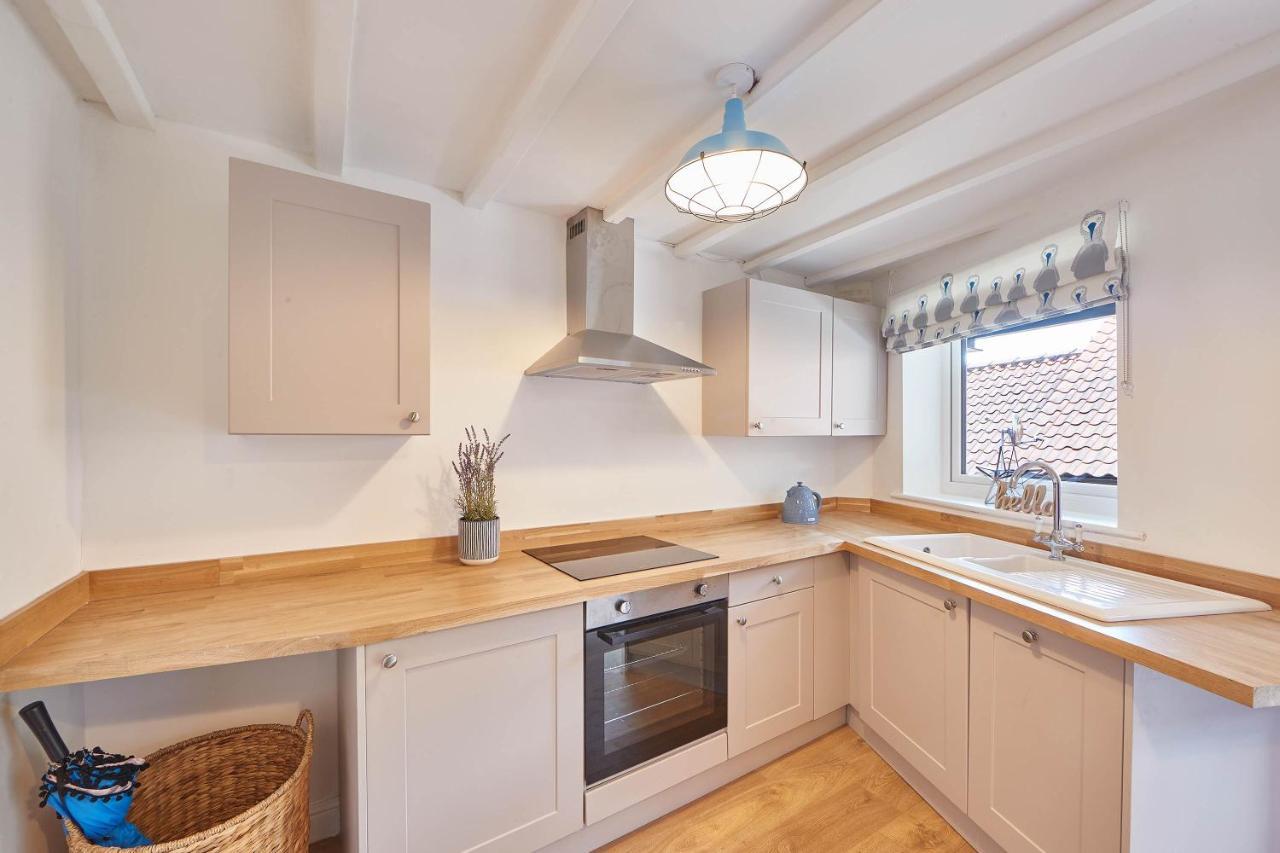 Host & Stay - Abbey View Cottage 휫비 외부 사진